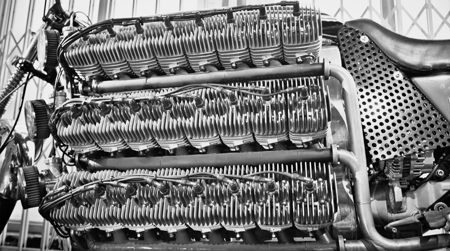 密密麻麻的48缸是由16台KAWASAKI KH250三缸引擎所組成